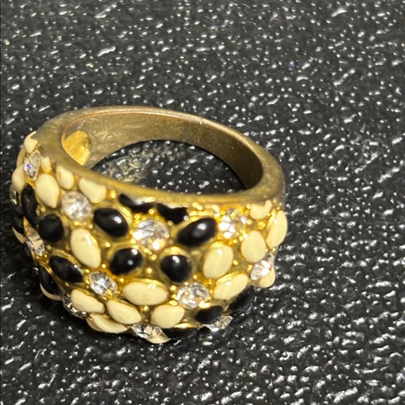 Elegant Gold and Black Floral Ring - Picture 7 of 8
